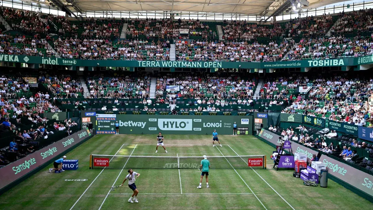 Tennismatch bei den Terra Wortmann Open in Halle Westfalen, mit vielen Zuschauern auf den Rängen.