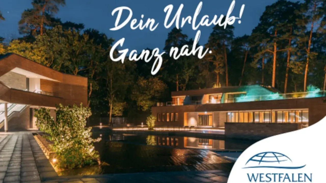 Moderne Therme bei Nacht. Ein **Sauna Gutschein** für Entspannung im Westfalen Therme.