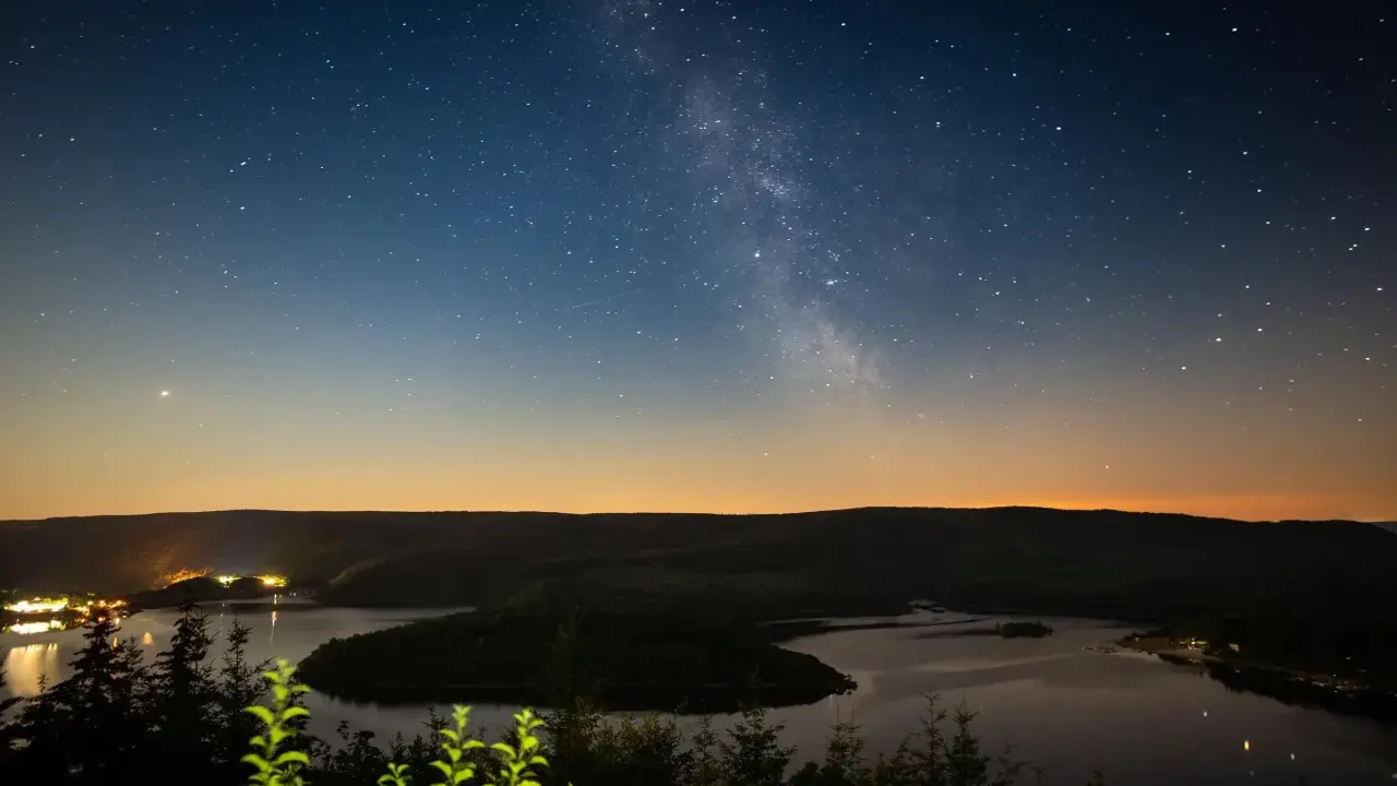Sternenhimmel über einem See in NRW. Ein perfekter Ort zum Sterne gucken.