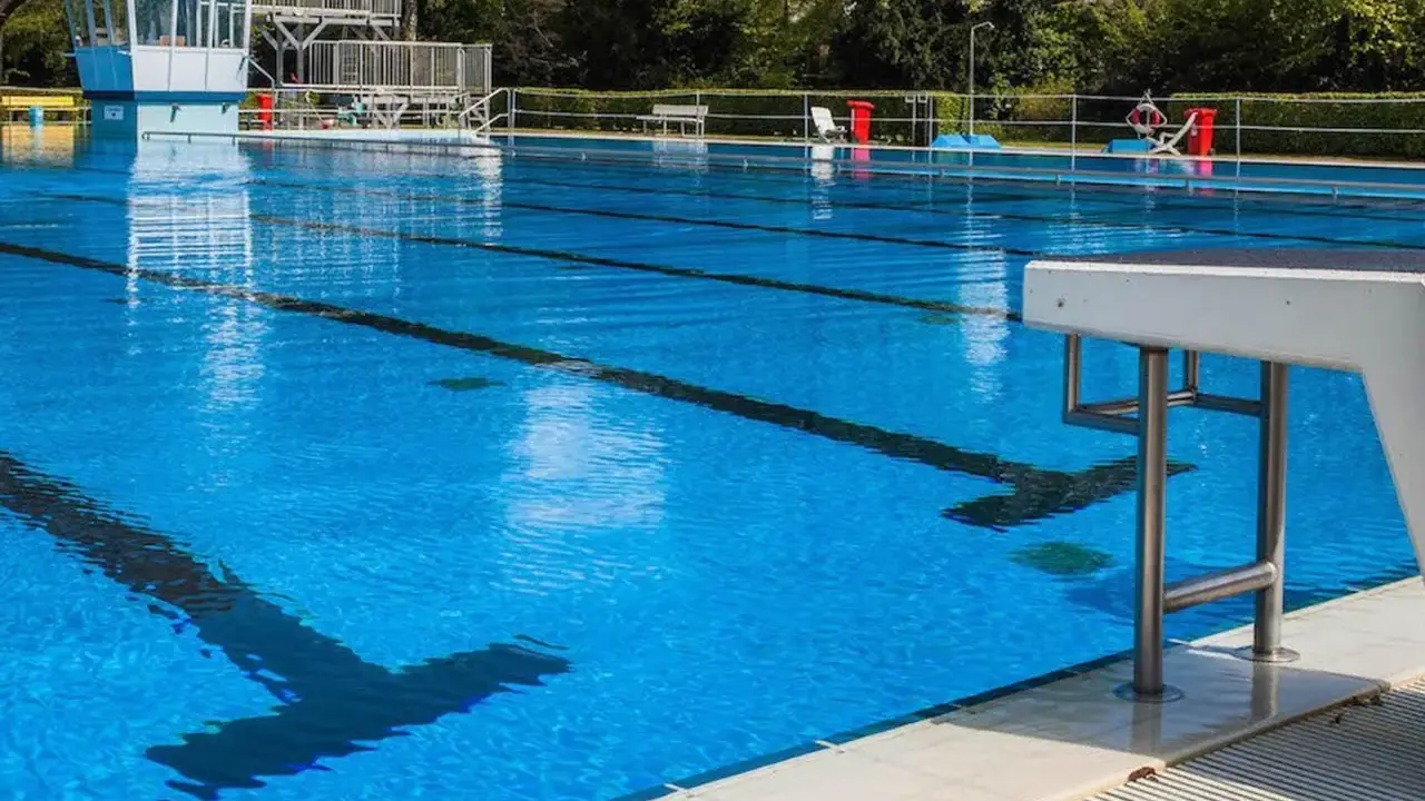 Ein leeres Schwimmbecken im Freibad Rheda, bereit für den Sprung ins kühle Nass.