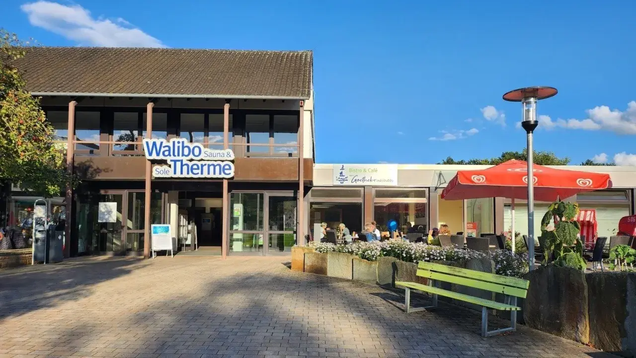 Walibo Sole Therme in Bad Waldliesborn lädt zum Entspannen ein. Ein Bistro mit Außenbereich und Sonnenschirm bietet Erfrischungen.