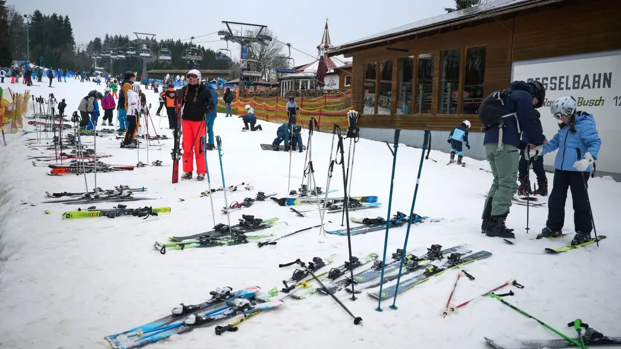 Skifahrer warten auf die Gondelbahn. Entdecke die **Winterberg Geheimtipps** für deinen nächsten Skiurlaub!