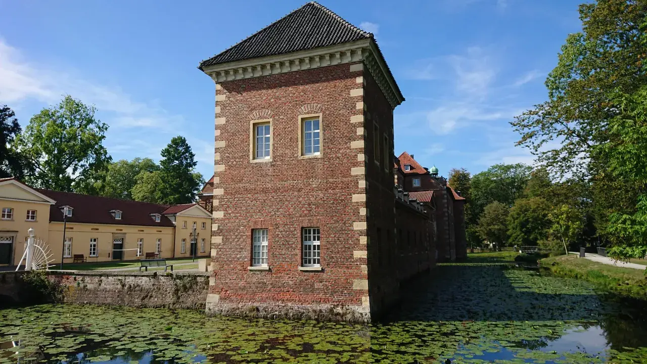 Historisches Wasserschloss mit Teich, ideal für Veranstaltungen in Velen.
