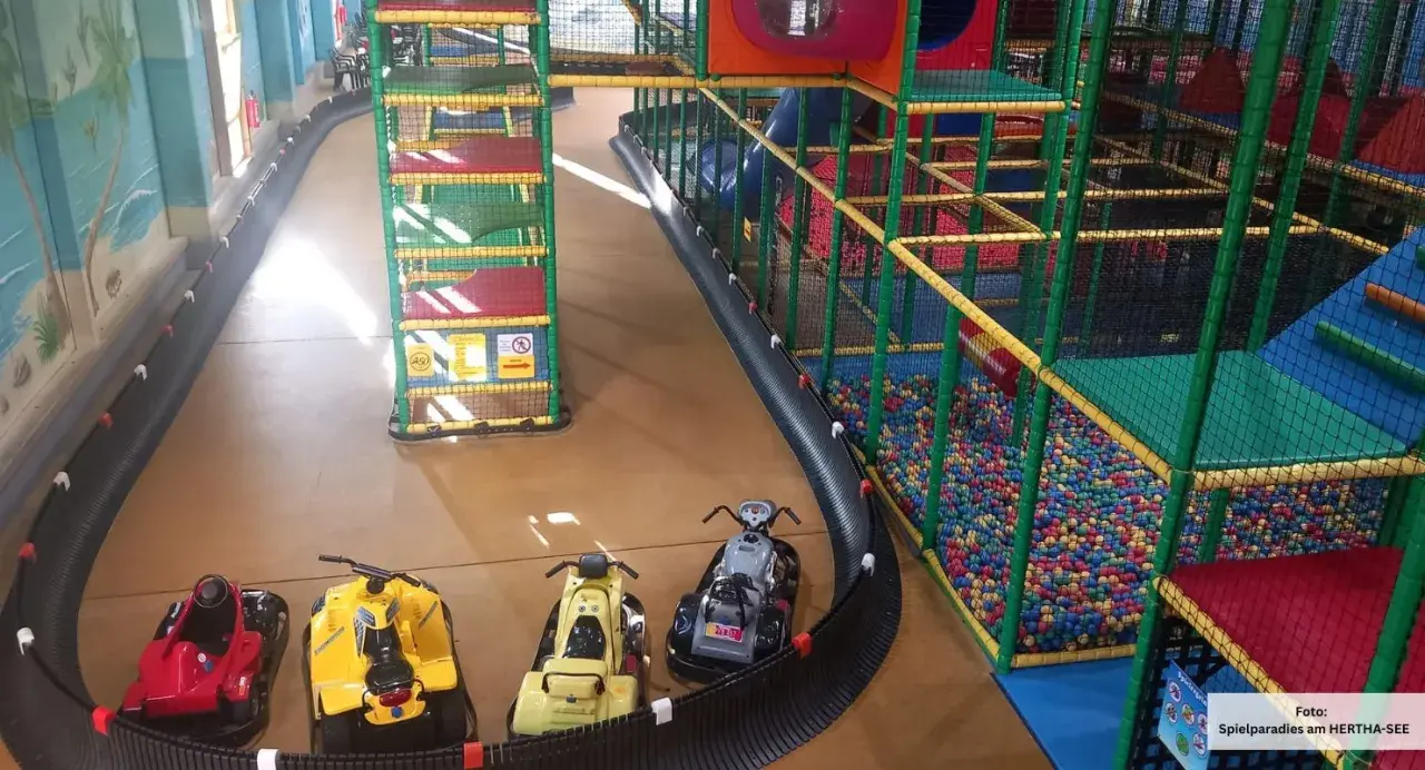 Fahrspaß für die ganze Familie: Bunte Go-Karts warten auf kleine Rennfahrer im Spielparadies am Hertha-See. Tolle Veranstaltungen im Kreis Borken!