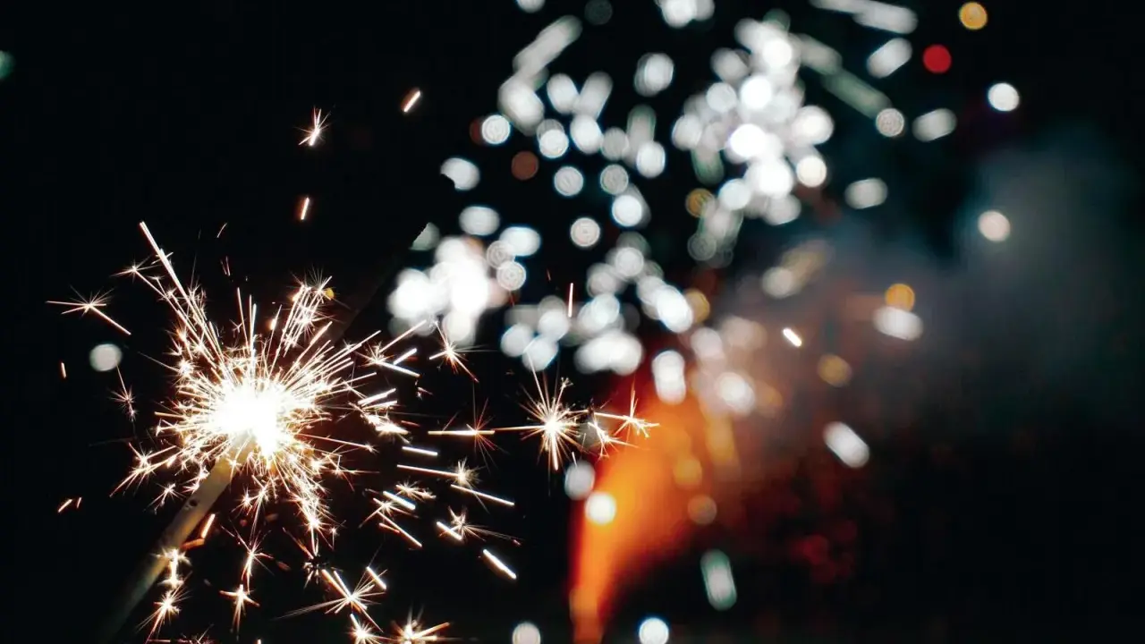 Funkelnde Wunderkerzen und verschwommene Lichter am Silvesterhimmel in Minden.