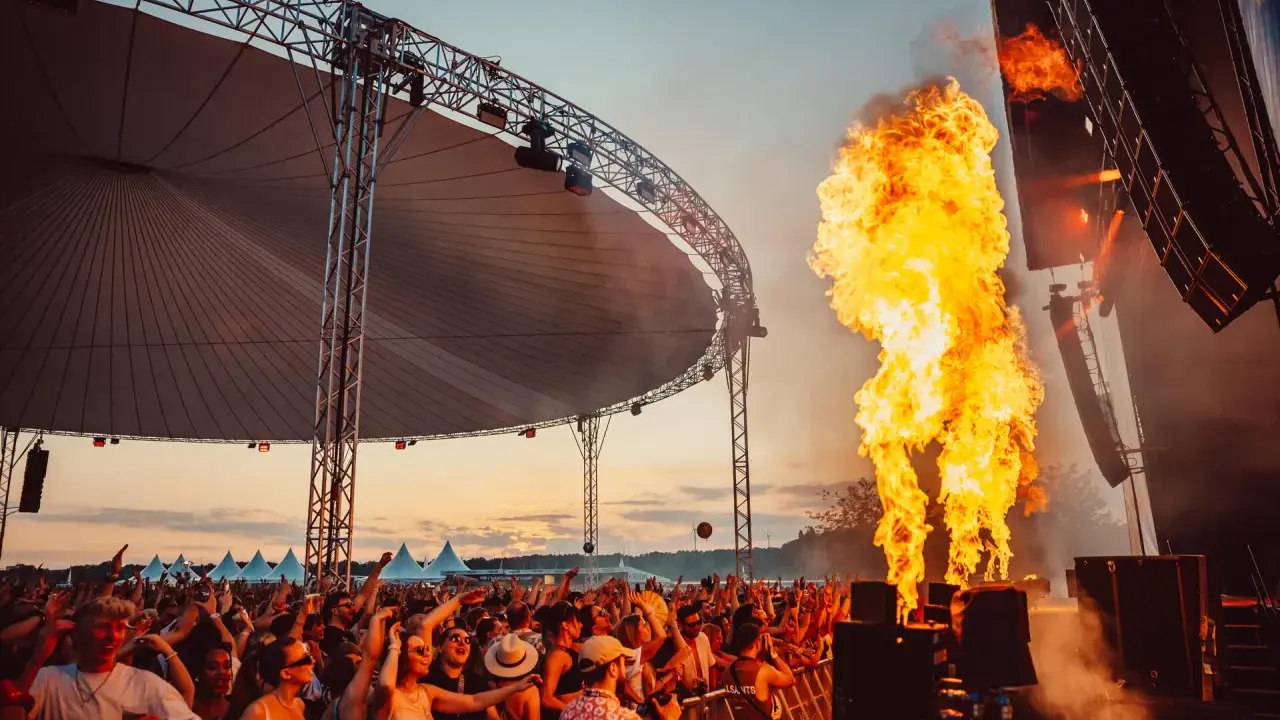Feuersäulen bei einem Konzert in Haltern am See. Die Menge feiert ausgelassen bei den Veranstaltungen am See.