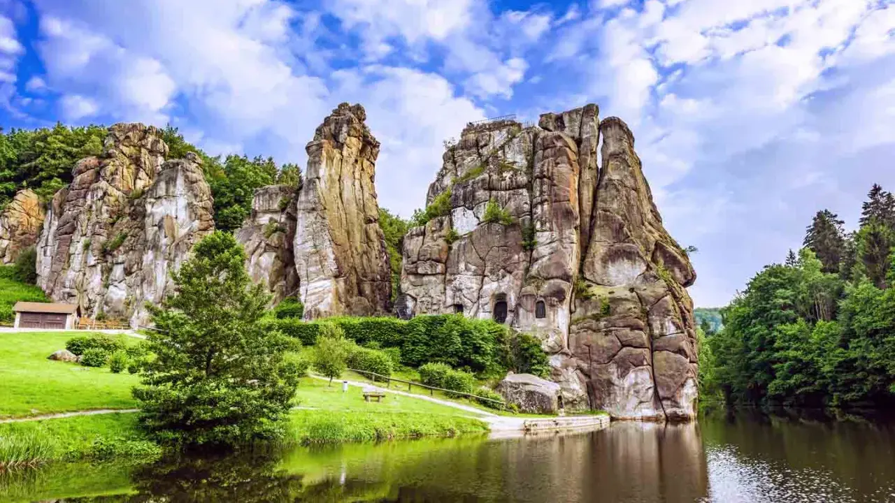 Beeindruckende Felsformationen am Wasser laden zum Wandern in NRW ein. Ein idyllischer Ort für Naturliebhaber.