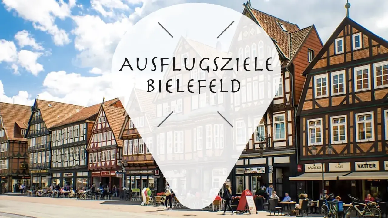 Ein Tag in Bielefeld: Fachwerkhäuser säumen die Straße, Menschen sitzen in Cafés.