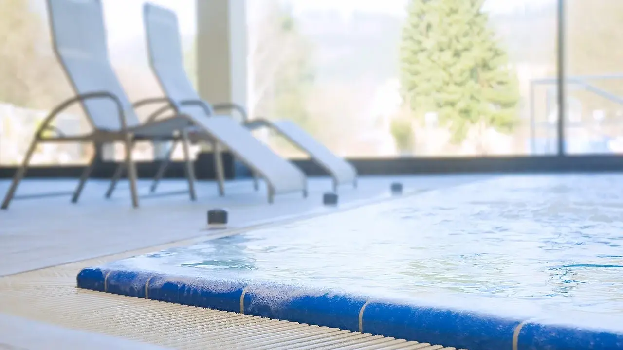 Entspannen Sie sich am Pool der Olsberg Therme. Liegestühle stehen bereit, während das Wasser sanft plätschert.