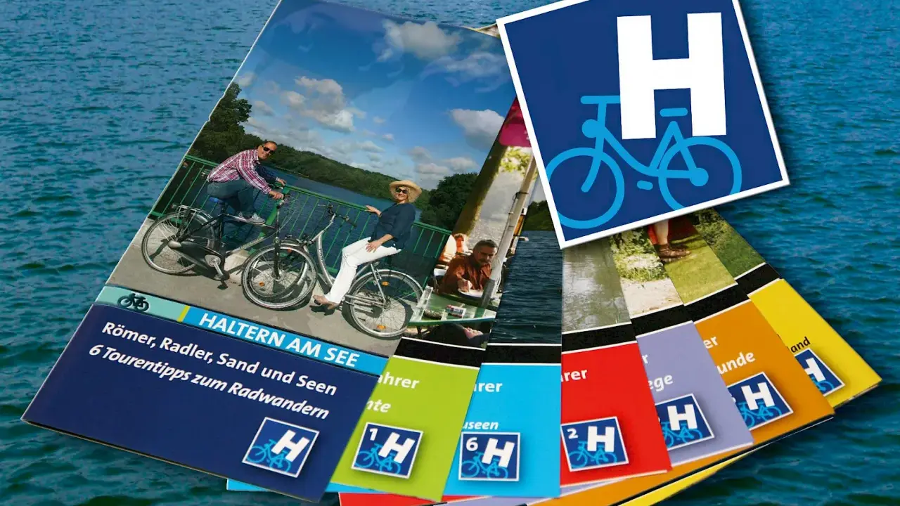 Broschüren für eine Fahrradtour in Haltern am See. Sie zeigen Radfahrer am See und bieten Tourentipps.