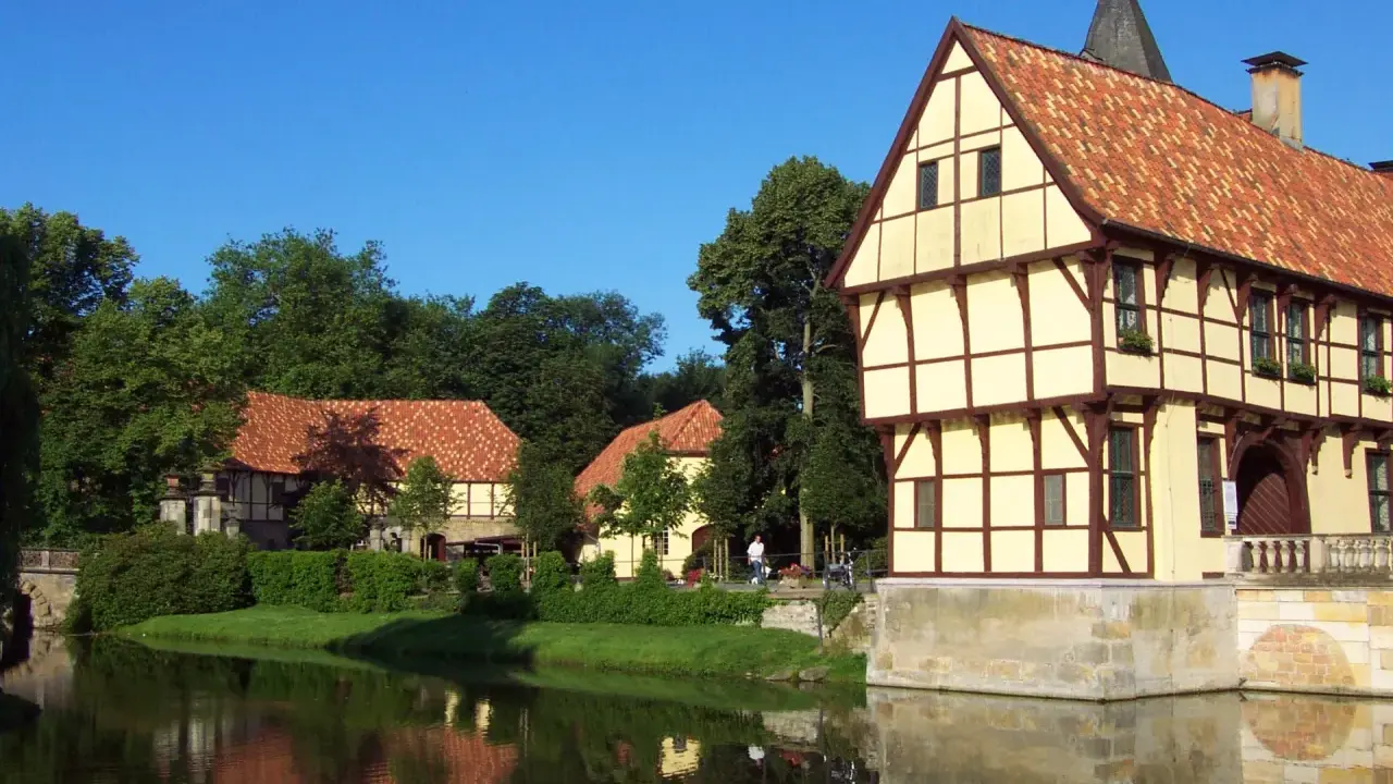 Fachwerkhäuser am Wasser, idyllisch für Veranstaltungen im Kreis Steinfurt.
