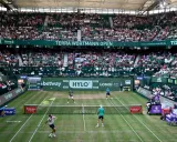 Tennismatch bei den Terra Wortmann Open in Halle Westfalen, mit vielen Zuschauern auf den Rängen.