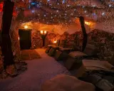 Entspannende Liegestühle in einer **Salzgrotte Paderborn**. Die Wände sind mit Salzsteinen verkleidet, die Decke funkelt mit kleinen Lichtern.