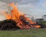 Großer Osterfeuer-Brauch: Ein Mann beobachtet die Flammen. Typische Oster Veranstaltungen.