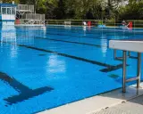 Ein leeres Schwimmbecken im Freibad Rheda, bereit für den Sprung ins kühle Nass.