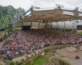Großes Freilichttheater mit vielen Zuschauern bei Tecklenburg Veranstaltungen. Ein Schauspiel wird auf der Bühne aufgeführt.