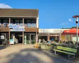 Walibo Sole Therme in Bad Waldliesborn lädt zum Entspannen ein. Ein Bistro mit Außenbereich und Sonnenschirm bietet Erfrischungen.