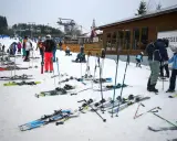 Skifahrer warten auf die Gondelbahn. Entdecke die **Winterberg Geheimtipps** für deinen nächsten Skiurlaub!