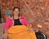 Entspannte Frau in der Bad Salzuflen Salzgrotte, umgeben von rosa Salzsteinen.
