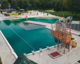Das freibad ennigerloh bietet Badespaß mit großem Becken, Wasserrutsche, Sandstrand und Klettergerüst.