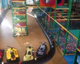 Fahrspaß für die ganze Familie: Bunte Go-Karts warten auf kleine Rennfahrer im Spielparadies am Hertha-See. Tolle Veranstaltungen im Kreis Borken!