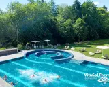 Erfrischendes Schwimmbad mit Liegen und Sonnenschirmen im Außenbereich der VitaSol Therme Bad Salzuflen.