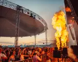 Feuersäulen bei einem Konzert in Haltern am See. Die Menge feiert ausgelassen bei den Veranstaltungen am See.