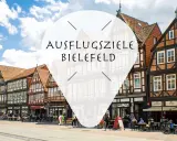 Ein Tag in Bielefeld: Fachwerkhäuser säumen die Straße, Menschen sitzen in Cafés.