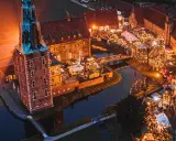Magischer adventsmarkt raesfeld mit beleuchtetem Wasserschloss und vielen Buden.