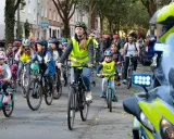 Kinder und Erwachsene radeln bei der Kidical Mass Dortmund. Viele tragen Warnwesten und Helme.