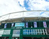 Die OWL ARENA ist bereit für das terra wortmann open. Banner mit Tennisspielern zieren die Fassade.