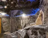 Entspannende Höhle mit Sitzbänken und blauem Licht, ein Ort zum Wohlfühlen im spa Bielefeld.