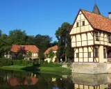 Fachwerkhäuser am Wasser, idyllisch für Veranstaltungen im Kreis Steinfurt.
