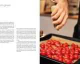 Ein Koch bereitet Tomaten für die Fine Food Days zu, indem er sie mit einer Sauce beträufelt.