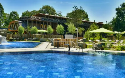 Entspannter Tag am Pool in Bad Sassendorf. Blaue Wasserflächen, Liegen unter Sonnenschirmen und ein Brunnen laden zum Verweilen ein.