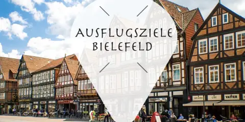 Ein Tag in Bielefeld: Fachwerkhäuser säumen die Straße, Menschen sitzen in Cafés.