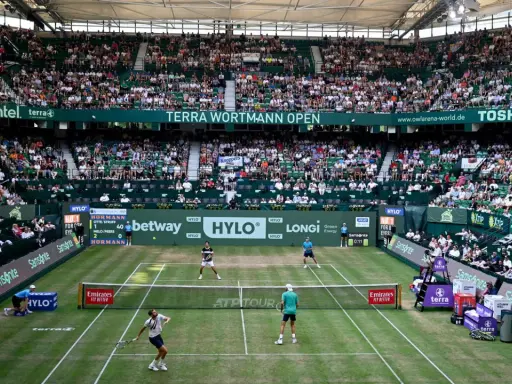 Tennismatch bei den Terra Wortmann Open in Halle Westfalen, mit vielen Zuschauern auf den Rängen.