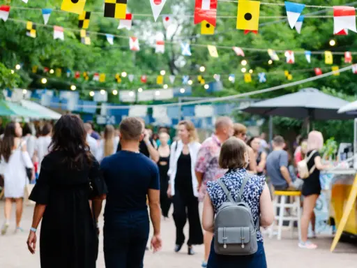 Bunte Flaggen schmücken die Havixbeck Veranstaltungen. Menschen schlendern über einen belebten Markt mit Ständen und Essen.