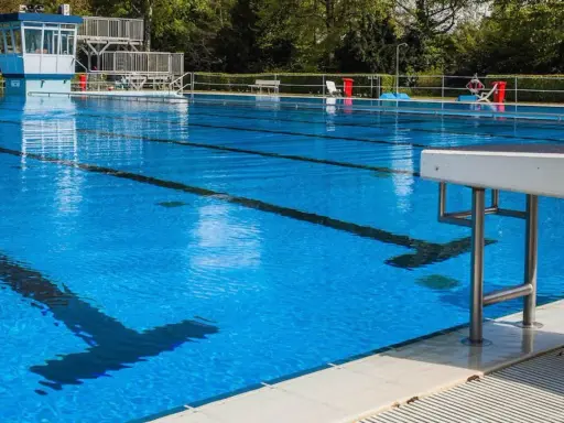 Ein leeres Schwimmbecken im Freibad Rheda, bereit für den Sprung ins kühle Nass.