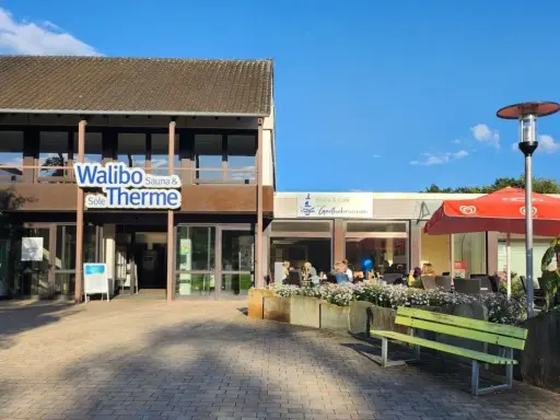 Walibo Sole Therme in Bad Waldliesborn lädt zum Entspannen ein. Ein Bistro mit Außenbereich und Sonnenschirm bietet Erfrischungen.