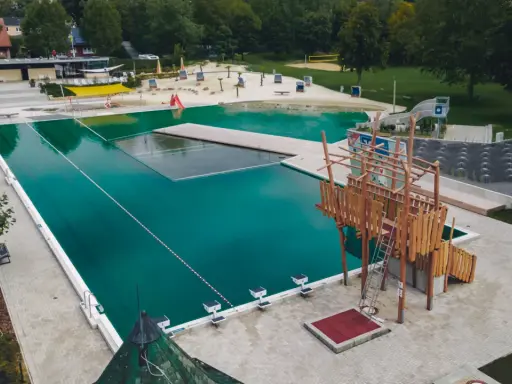 Das freibad ennigerloh bietet Badespaß mit großem Becken, Wasserrutsche, Sandstrand und Klettergerüst.