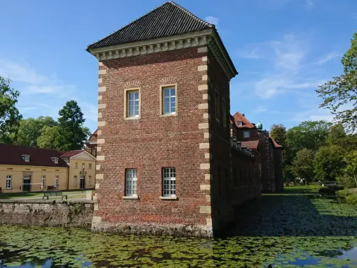 Historisches Wasserschloss mit Teich, ideal für Veranstaltungen in Velen.