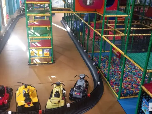 Fahrspaß für die ganze Familie: Bunte Go-Karts warten auf kleine Rennfahrer im Spielparadies am Hertha-See. Tolle Veranstaltungen im Kreis Borken!