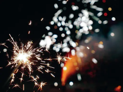 Funkelnde Wunderkerzen und verschwommene Lichter am Silvesterhimmel in Minden.