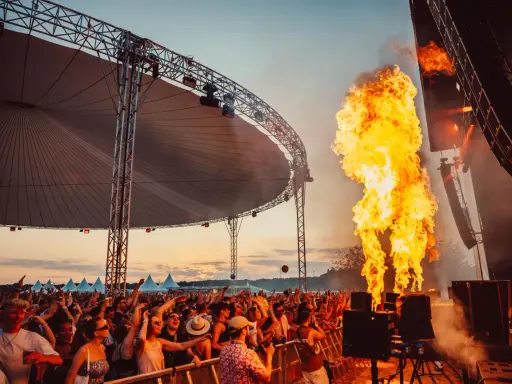 Feuersäulen bei einem Konzert in Haltern am See. Die Menge feiert ausgelassen bei den Veranstaltungen am See.