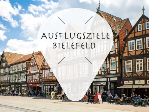 Ein Tag in Bielefeld: Fachwerkhäuser säumen die Straße, Menschen sitzen in Cafés.