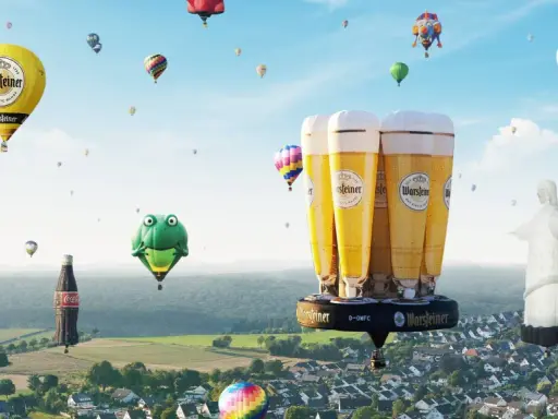 Bunte Ballons, darunter ein riesiges Bierglas von Warsteiner, steigen bei der Warsteiner Montgolfiade in den Himmel.
