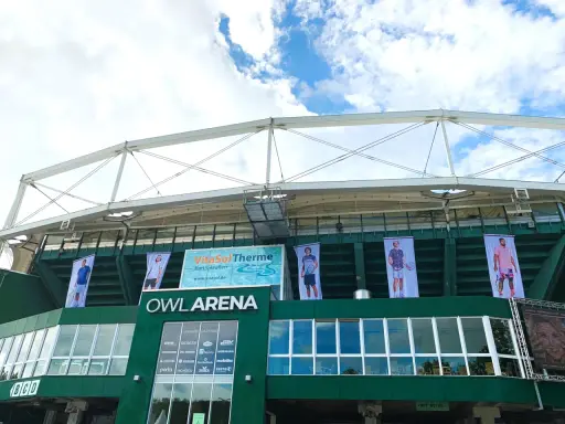 Die OWL ARENA ist bereit für das terra wortmann open. Banner mit Tennisspielern zieren die Fassade.
