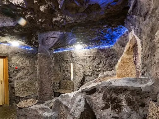Entspannende Höhle mit Sitzbänken und blauem Licht, ein Ort zum Wohlfühlen im spa Bielefeld.