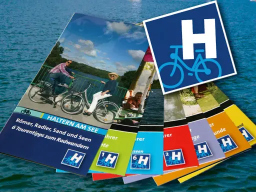 Broschüren für eine Fahrradtour in Haltern am See. Sie zeigen Radfahrer am See und bieten Tourentipps.